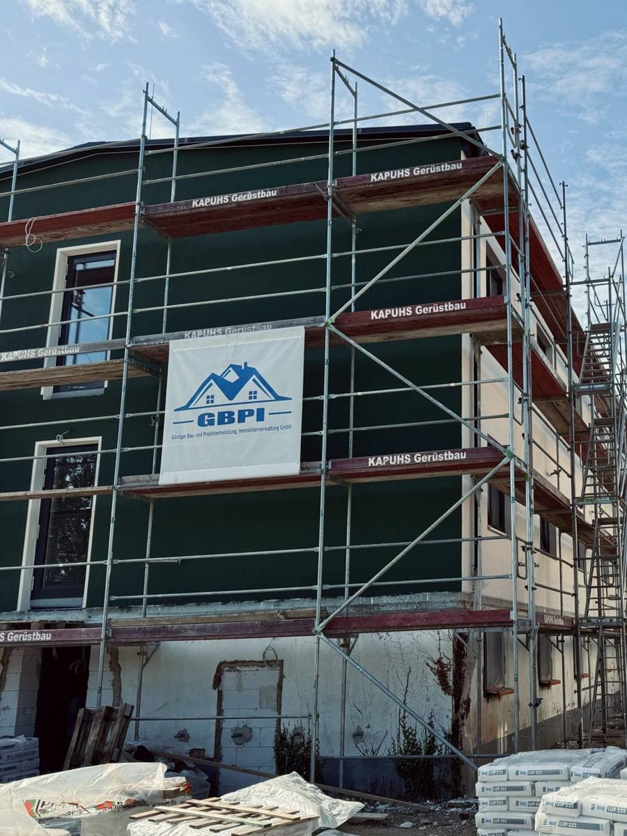 Baustelle der GBPI mit Gerüst und GBPI-Banner an der Fassade