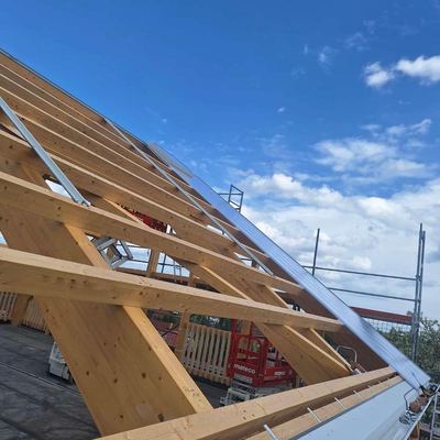 Dachstuhl der Kita in Beelitz während der Montage der Lichtplatten