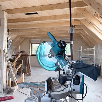 Innenansicht: offener Sichtdachstuhl aus Holz im Obergeschoss