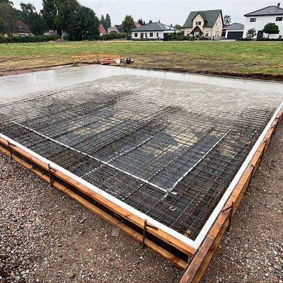Bewehrte Bodenplatte des Einfamilienhauses vor dem Betonieren