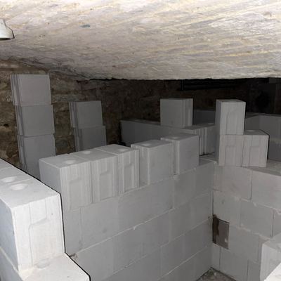 Neue Gründung im Keller: Unterbau der Treppe aus KS-Steinen