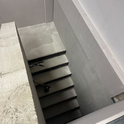 Treppenschacht im Rohbau vor dem Belag