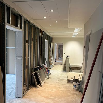Obergeschoss im Umbau: Trockenbau-Ständerwerk und neue Rasterdecke
