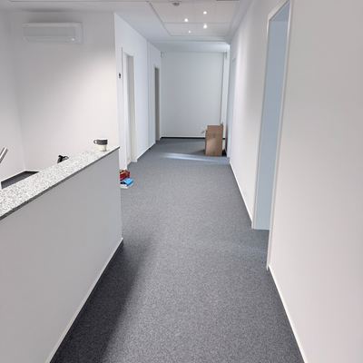 Fertig saniertes Obergeschoss mit neuem Bodenbelag, Türen und Rasterdecke